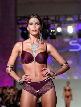 picture of Fashion / Model Portfolio 